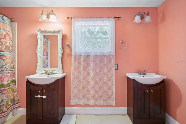 1048 N GRANDVIEW STREET, Mount Dora, FL 32757