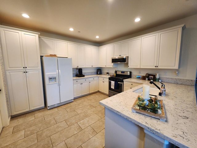 4036 W Rialto Avenue, Visalia, CA 93277