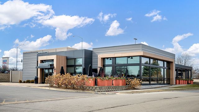 275 canal Drive, St. Charles, IL 60174