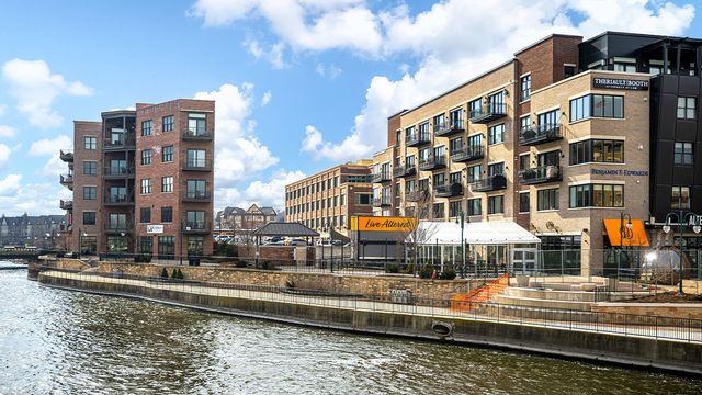 275 canal Drive, St. Charles, IL 60174