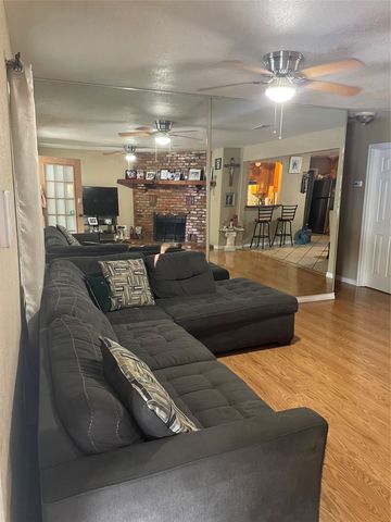 325 Sparks Drive, Grand Prairie, TX 75051