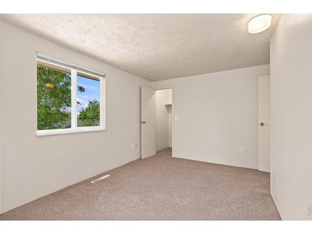 942 Granite Ct, Longmont, CO 80504