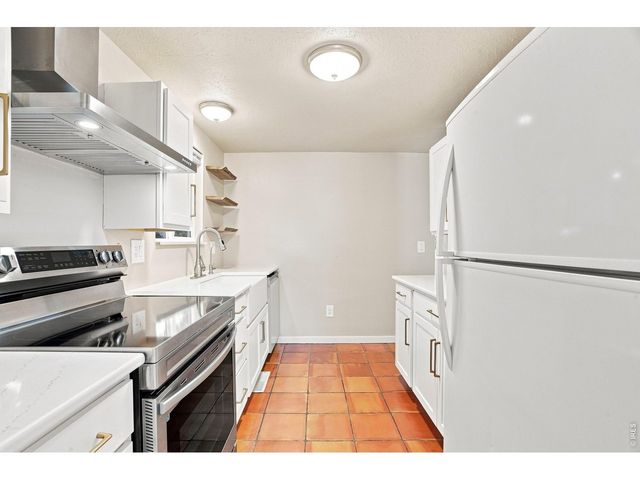 942 Granite Ct, Longmont, CO 80504