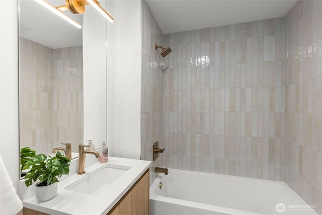 7358 33rd Avenue NE, Seattle, WA 98115