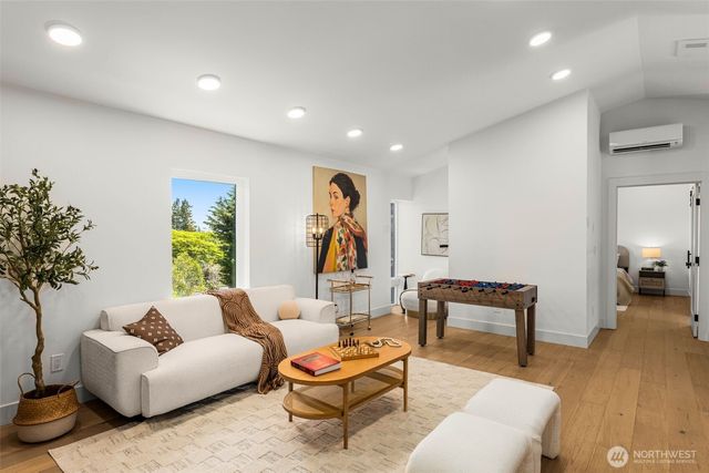 7358 33rd Avenue NE, Seattle, WA 98115