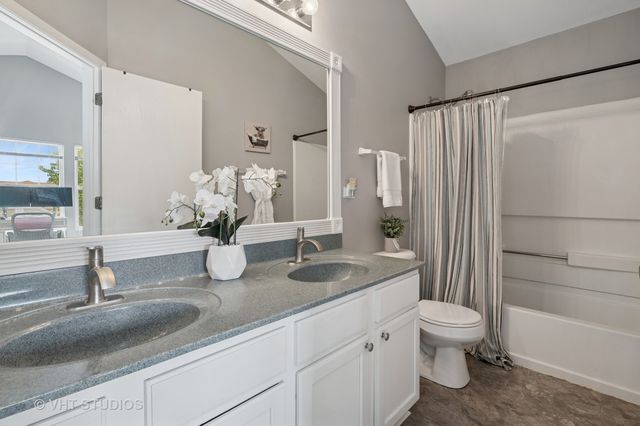 1936 Cobblestone Drive, Carpentersville, IL 60110