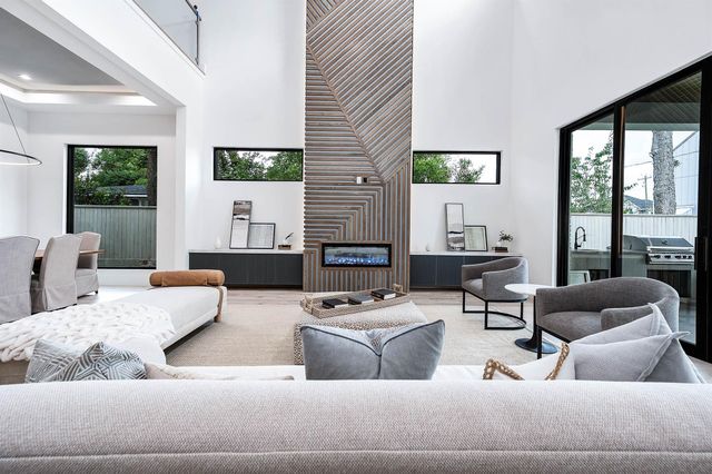 207 W 33rd Street, Houston, TX 77018