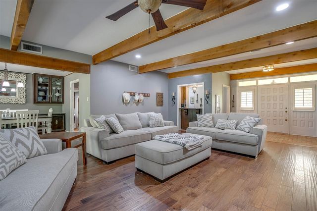 124 Cliffside Drive S, Burleson, TX 76028