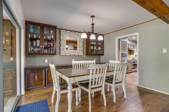 124 Cliffside Drive S, Burleson, TX 76028