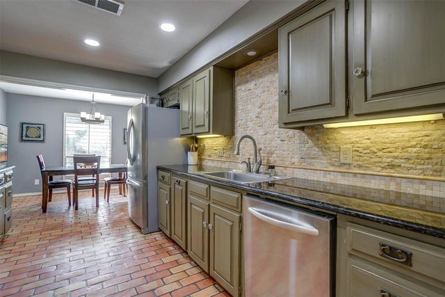 124 Cliffside Drive S, Burleson, TX 76028