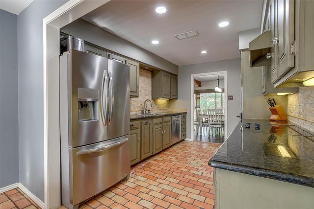 124 Cliffside Drive S, Burleson, TX 76028