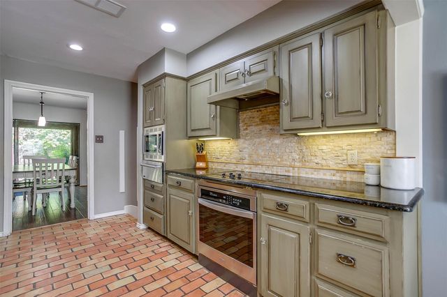 124 Cliffside Drive S, Burleson, TX 76028
