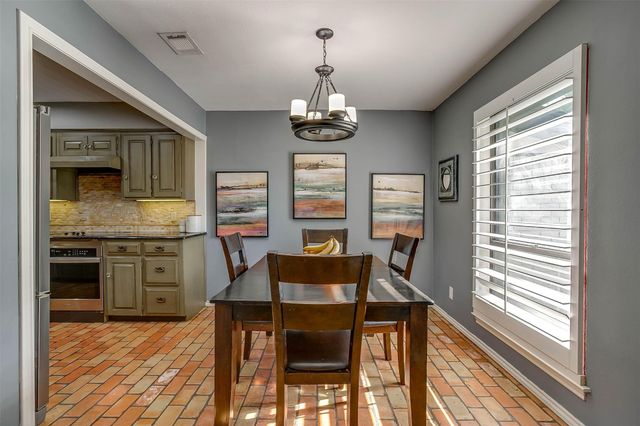 124 Cliffside Drive S, Burleson, TX 76028