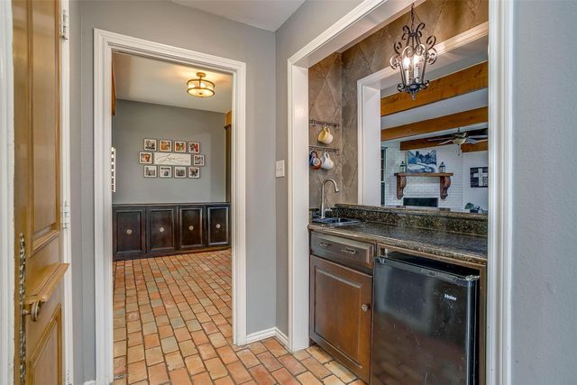 124 Cliffside Drive S, Burleson, TX 76028