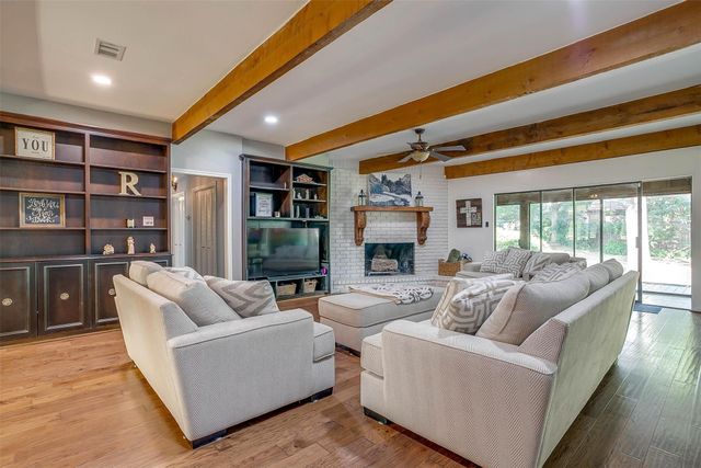 124 Cliffside Drive S, Burleson, TX 76028
