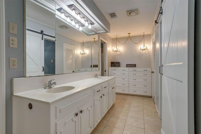 124 Cliffside Drive S, Burleson, TX 76028