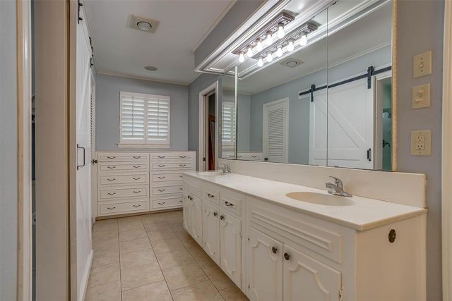 124 Cliffside Drive S, Burleson, TX 76028