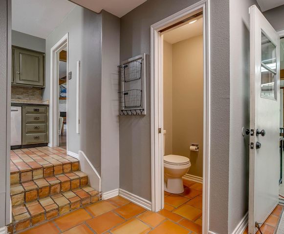 124 Cliffside Drive S, Burleson, TX 76028