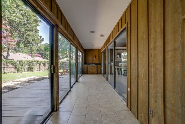 124 Cliffside Drive S, Burleson, TX 76028
