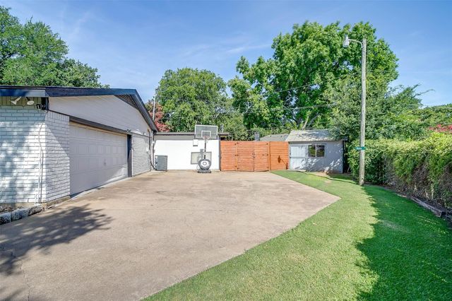 124 Cliffside Drive S, Burleson, TX 76028