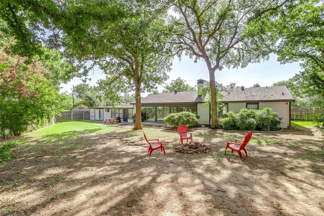 124 Cliffside Drive S, Burleson, TX 76028