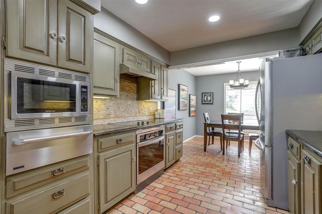 124 Cliffside Drive S, Burleson, TX 76028