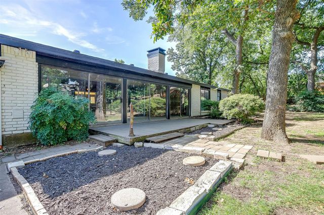 124 Cliffside Drive S, Burleson, TX 76028