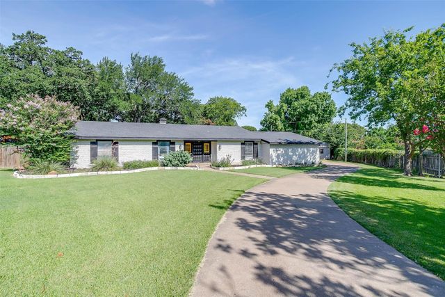 124 Cliffside Drive S, Burleson, TX 76028