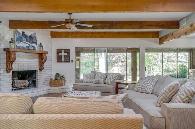 124 Cliffside Drive S, Burleson, TX 76028