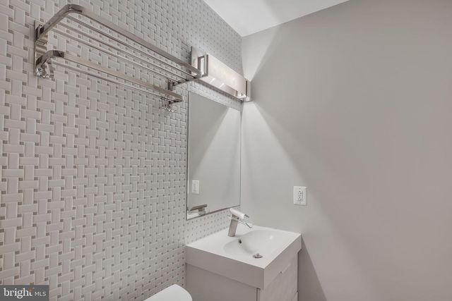 6170 HOWELLS RD, Alexandria, VA 22310