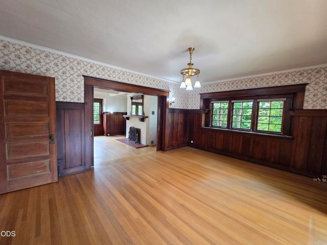 612 NW 3rd Street, Grants Pass, OR 97526