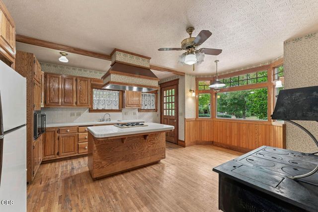 612 NW 3rd Street, Grants Pass, OR 97526