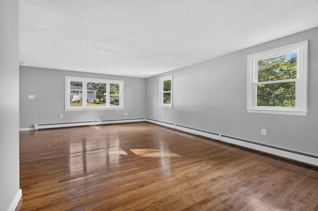 10 Bradford Drive, Merrimack, NH 03054