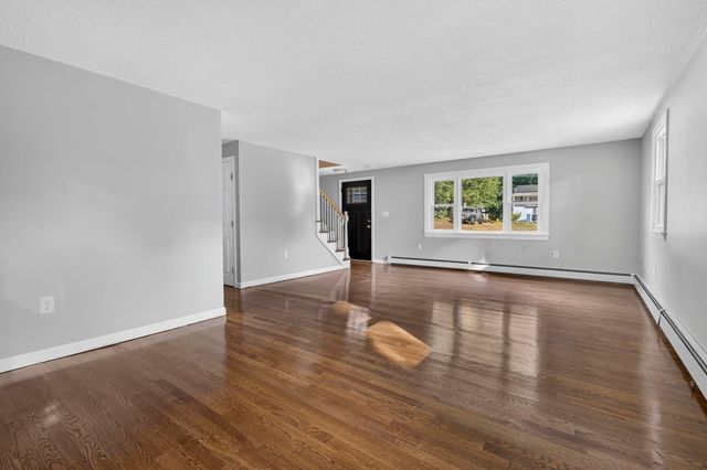 10 Bradford Drive, Merrimack, NH 03054