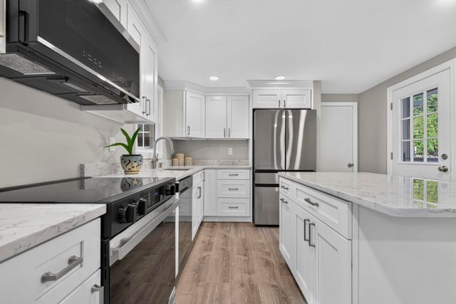 10 Bradford Drive, Merrimack, NH 03054