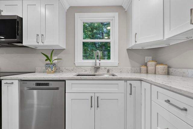 10 Bradford Drive, Merrimack, NH 03054