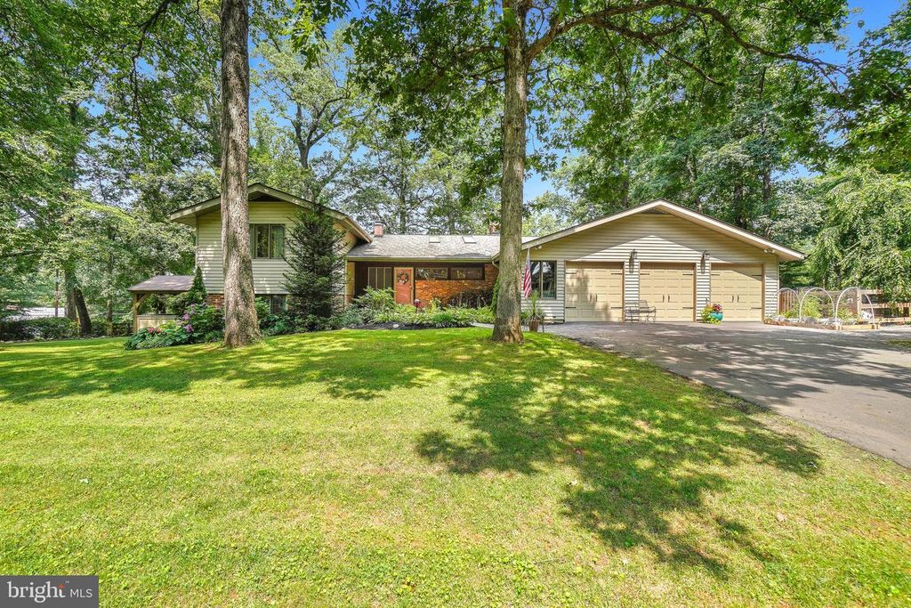 18900 WOODWAY DR, Rockville, MD 20855