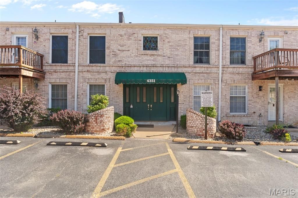 4351 Chateau De Ville Drive A, St Louis, MO 63129