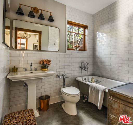 1718 S Hobart Boulevard, Los Angeles, CA 90006