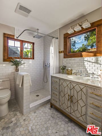 1718 S Hobart Boulevard, Los Angeles, CA 90006