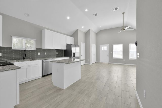 16732 E Juneau, Montgomery, TX 77316