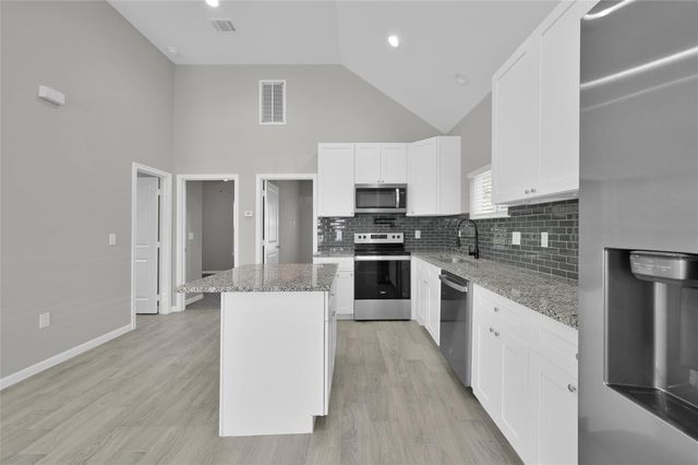 16732 E Juneau, Montgomery, TX 77316