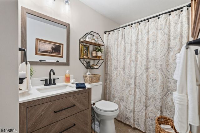 35 Liberty Ln, Franklin Boro, NJ 07416