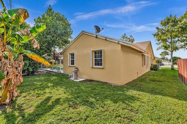 104 Oxford Ct, Royal Palm Beach, FL 33411