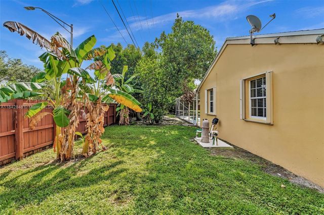 104 Oxford Ct, Royal Palm Beach, FL 33411