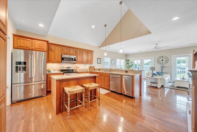 25 Lands End CIR, Union Hall, VA 24176