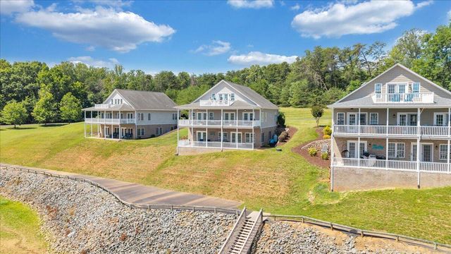 25 Lands End CIR, Union Hall, VA 24176