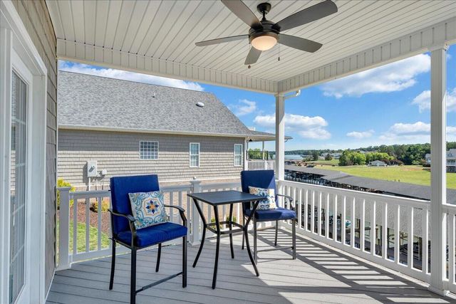 25 Lands End CIR, Union Hall, VA 24176