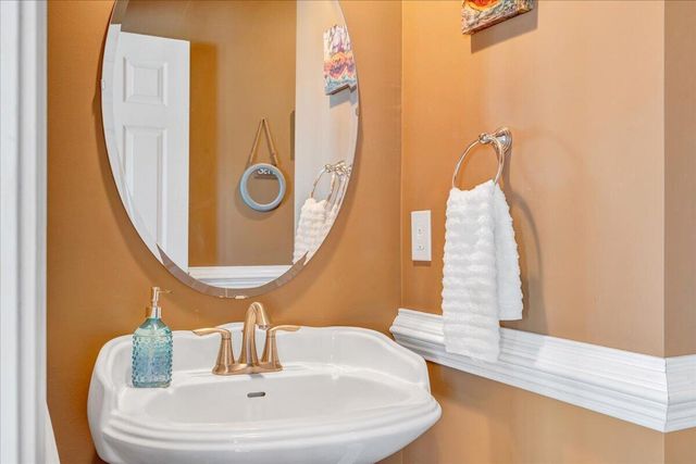 25 Lands End CIR, Union Hall, VA 24176