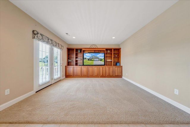 25 Lands End CIR, Union Hall, VA 24176